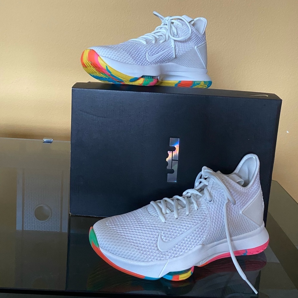 NIKE Lebron Witness IV